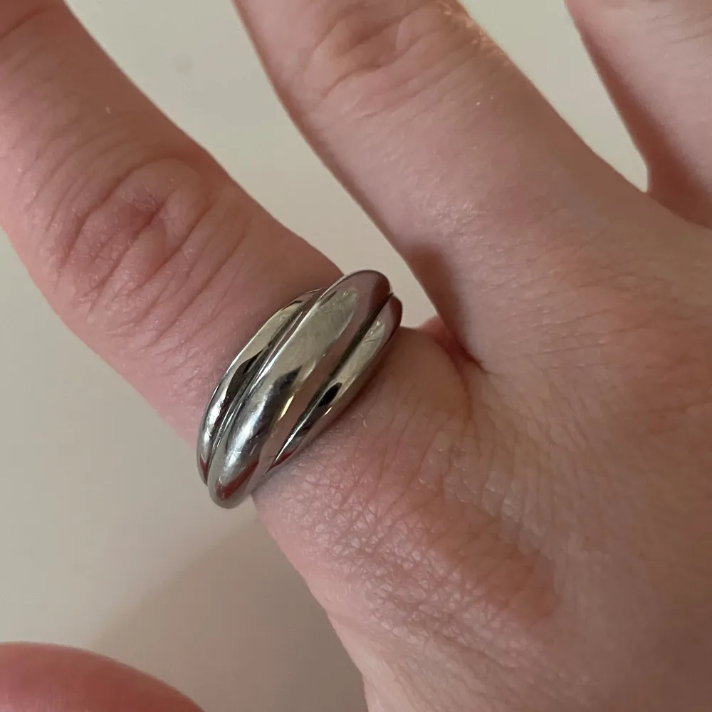 Säljer nu min silver ring från Edblad i storlek M med måtten 17,5 mm. Den är i bra skick. Skriv om ni har några frågor!. Accessoarer.