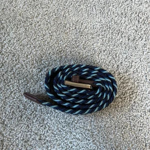 John henric bälte - ett fett john henric bälte i färgen blå! nypris är 500 kr och det är 100 cm långt. Det är bara att fråga om du undrar något!