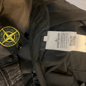 Stone island vindjacka /overshirt - Säljer nu denna snygga stone island jackan. Den har lite missfärgningar. Men absolut inget man tänker på. Även längst fram på ärmen är lite slitage , men inga hål.  I övrigt är jackan väldigt fin.  Hör gärna av er vid frågor!?