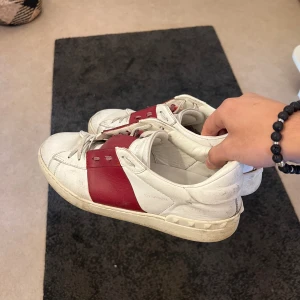 Valentino Opens - Säljer nu min valentino opens i storlek 42.5 då dem inte kommer till användning längre. Skorna är i använt skick 6.5/10 och har äkthets kontrolleras. Ifall du har frågor eller funderingar hör gärna av dig! Pris kan diskuteras  
