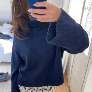 Super fin mörkblå stickad tröja från zara med hög krage💖💖💖💕💕 ⚠️ nopprig