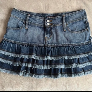 Volang kjol  - jättesnygg volang kjol! använd ett fåtal gånger och är i jättebra skick! det står att storleken är M/L, men passar mig jättebra som bär S.