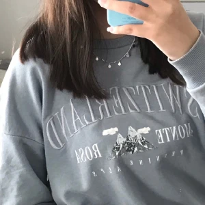 Sweatshirt  - Väldigt fin tröja i urtvättad blå färg <3 149kr, passa på nu när det är gratis frakt!
