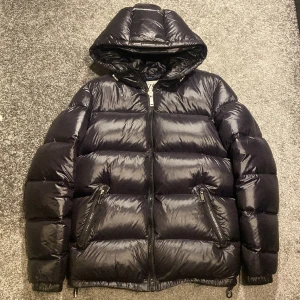 Zara puffer jacka  - Zara puffer jacka. Storlek: S sitter större. Väldigt fint skick. Hör av dig om du har några frågor🙌