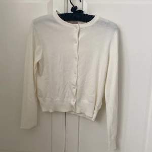 Vit kofta  - Fin basic vit kofta som passar till allt!! Ny men utan prislapp!!💘