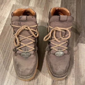 New Rock Planet Boots Y2K - Riktigt feta vintage New Rock Planet Boots som är chunky asf. Y2K stil.   väldigt udda sko som jag thriftat + de gör dig typ 5cm längre. Stl - 42/43 Tar bud från 500kr