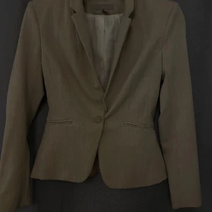 beige kavaj - classy beige kavaj, hör av er vid intresse!!