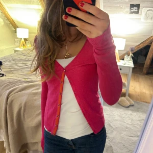 söt kofta - säljer den här söta rosa koftan i storlek xs-s!🩷 nyskick 