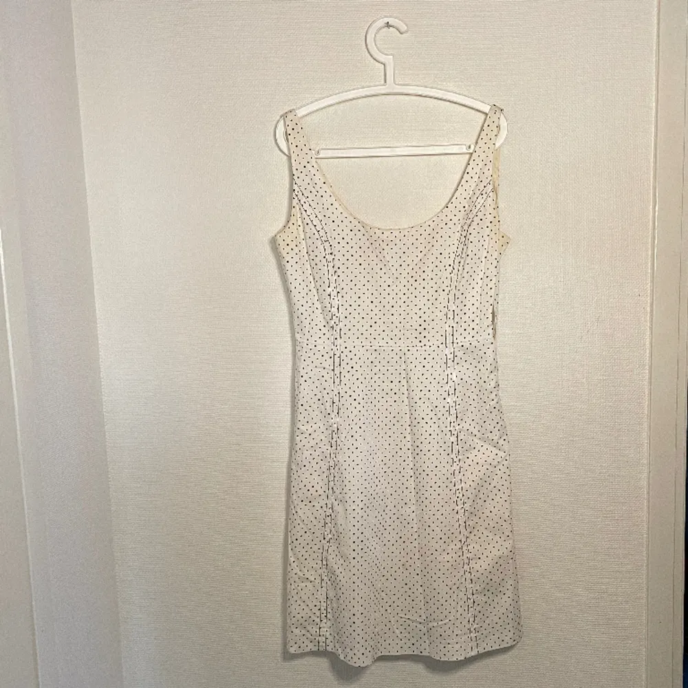 Prickig klänning från Zara Woman. Klänningar.
