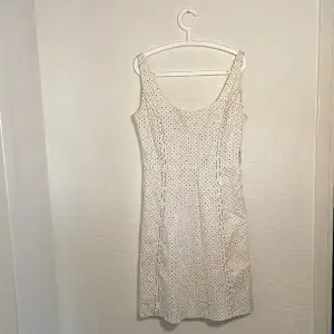 Prickig klänning från Zara Woman