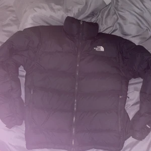Fin och stilren north face jacka - Jackan har använda i undefär 1 år men är fortfarande i ganska bra skick 