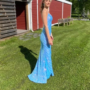 BALKLÄNNING - Säljer min balklänning från förra året. Mycket fint skick, endast använd av mig på balen. Nypris 1700kr.  Passar XS-M. Bra längd på mig som är 170cm, men hade även passat längre! 🩵🩵🩵