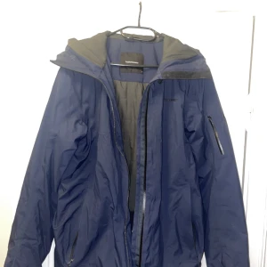 PEAK PERFORMANCE JACKA - Min otroligt sköna peak performance jacka som är varm på hösten men går att använda som vinter jacka med. Storlek M nästan aldrig använd pga att den sitter lite för tajt så har legat i ett skåp sen jag köpte den. Ny pris 3000 