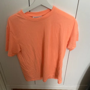 Tröja orange neon  - T- Shirt från Bikbok storlek M 