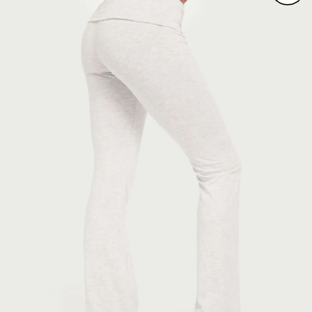 nellys egna soft chill pants i storlek s! helt oanvända, endast testade! Modellen på bilden är 172cm och bär storlek s!. Jeans & Byxor.