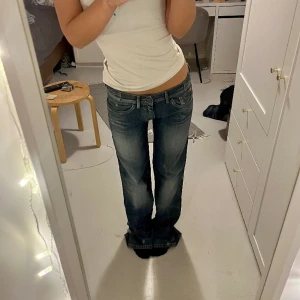 Lågmidjade bootcut jeans  - Lågmidjade bootcut jeans som är helt nya! Midjemått 38cm innerbenslängd 85 cm, för långa på mig som är 165❤️‍🔥 Tryck på köp nu om du vill köpa!