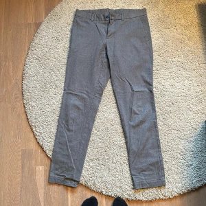 Kostymbyxor, grå J.Lindeberg 30/32 - Grå kostymbyxor från J.Lindeberg. Fint skick. Storlek 30/32