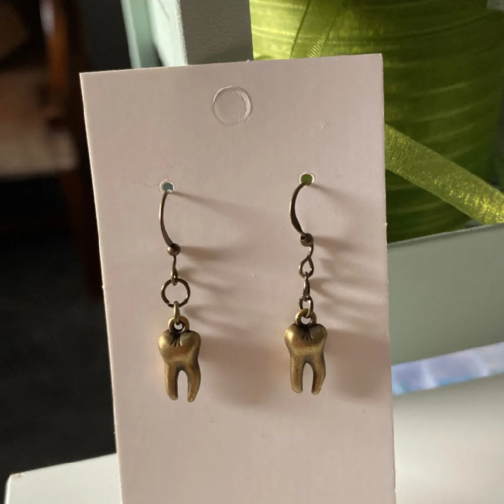 Bronsfärgade örhängen med tänder🦷✨nickelfria krokar🧡2 för 85:- på bronsfärgade örhängen med nyckelpiga, äpple, tänder, slända & hjort 🐞🍎🦷🪲🦌. Accessoarer.