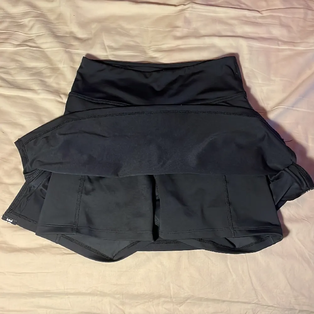 Denna kjol har använts få gånger och är därmed i fint skick. Den är köpt från stronger för 500kr. . Kjolar.