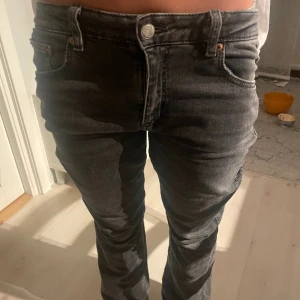 Mörkgråa bootcut jeans från Gina young - Mörkgrå bootcut jeans från Gina Young, säljer pga typ ingen användning. Strl 164💕 köpte de för 300 men säljer för 200+ frakt 