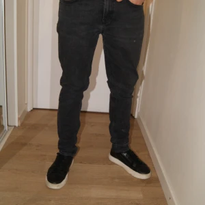 Jeans Slim - En unik model med hög efterfråga. Low waist men fungerar även som regular waist. De har storlek M och passar till 32-32 samt 31-32 och 32-31. De har används fåtal gånger och är därför i nyskick. De har slutat produceras och är svåra att få tag på. 
