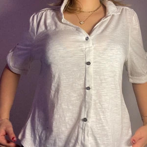 Vit blus  - Säljer en vit blus som är använt några gånger och är i mycket fint stick 😊 Kontakta vid frågor, priset kan diskuteras💗