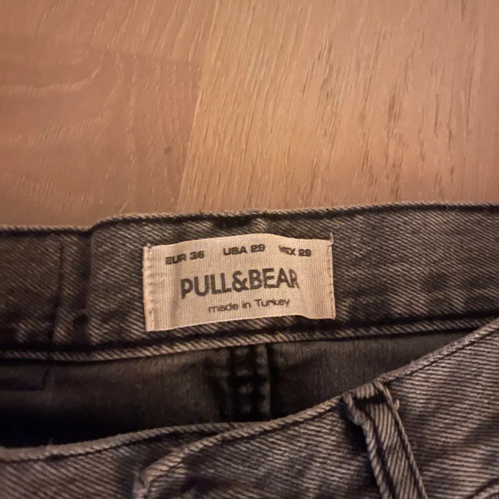 Säljer nu dessa riktigt snygga jeansen eftersom att de bara legat i min gardrob och aldrig kommit till användning, storlek 36.  Köpta på pull&bear för 500kr. Jeans & Byxor.