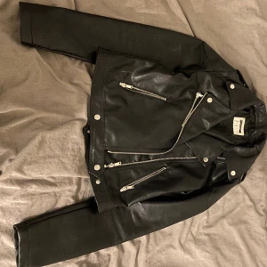 snygg skinnjacka  - säljer denna skinnjackan för 350kr. Jag köpte den i våras 2023 för över 500kr. Perfekt för våren/sommar om man vill styla sina kläder med en skön skinnjacka 