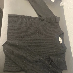 Stickad tröja med volang  - Säljer denna svarta stickad tröja med volang från vila i storlek s. Den är lite nopprig anars bra skick ❤️