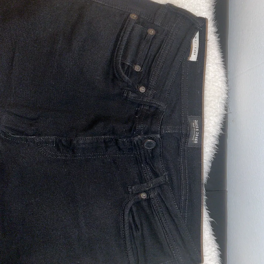 Säljer ett par helt oanvända jack and jones jeans. Sänkt pris för dom ligger bara i gadeoroben. Först till kvarn . Jeans & Byxor.