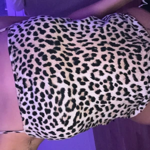 Leopard Linne - Säljer denna fina linnet med leopard mönster. Jättefint skick! 