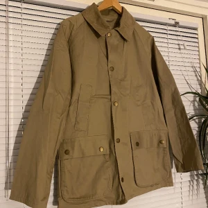 Barbour Jacka - Mycket stilig och snygg Barbour Jacka! Perfekt till vintern, tidig vår och hösten! Den är väl omhändertagen och är i mycket bra skick. Nypris är ca 3000kr. 