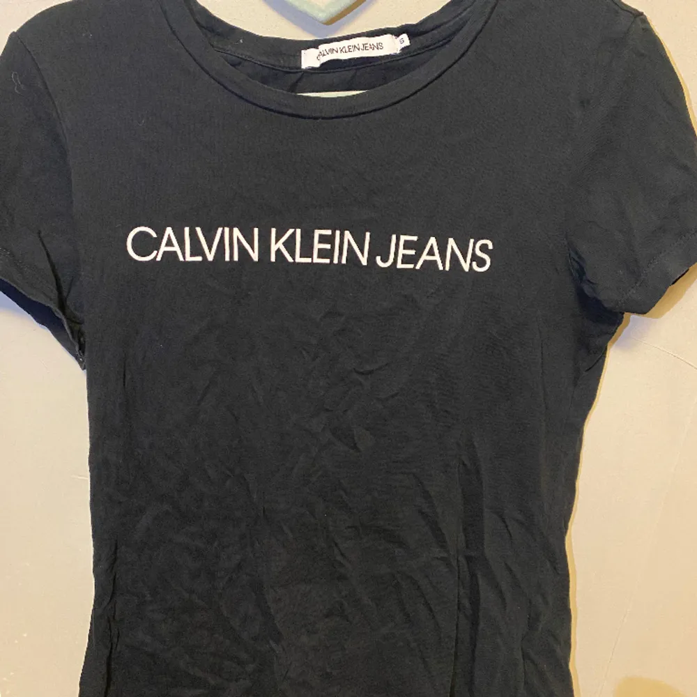 Svart Calvin Klein t-shirt. Unisex. Bra skick inte jätte använd. Mjuk och bekväm, stilren, äkta märke. T-shirts.