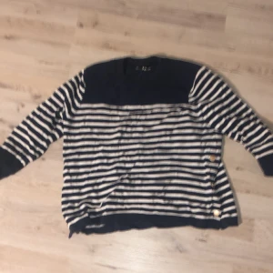 Kortärmad tröja  - En kortärmad långtröja, aldrig använt. Vet inte vart den kom från troligen från en släkting men ser helt oanvänd ut.