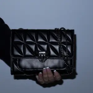 En fin svart väska perfekt för utgång! (Frakt tillkommer)