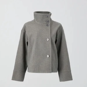 Grå kappa  - grå kappa med knappar, fint skick.