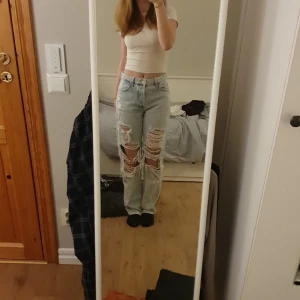 Ljusblå midwaistjeans med hål - Egentligen highwaist men på mig som oftast har storlek 36 i jeans blir de lite mer baggy och sitter midwaist skulle jag säga. Använda men i fint skick! Inga tydliga defekter. Säljer pga inte min stil.