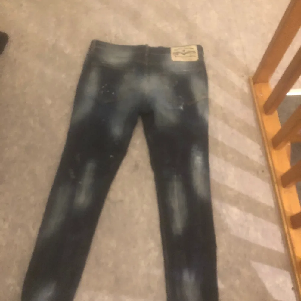 Säljer mina äkta dsquared jeans då jag inte använder de längre. Nytt skick och inget är trasigt.. Jeans & Byxor.