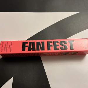 Oöppnad mascara från benefit ”fan fest” i färgen svart