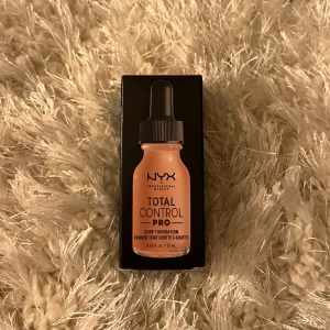Foundation  - Säljer en foundation från nyx i färgen light som är helt oanvänd och ej öppnad, då jag köpte fel färg🤍Orginalpris 200kr, säljer för 70kr+ frakt 