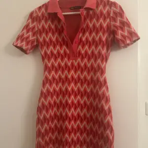 Säljer denna då jag aldrig haft användning för den här klänningen då den är extremt kort på mig (är 172)