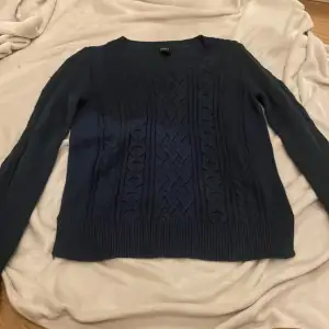 säljer en söt stickad mörkblå tröja, köpt på Lindex storlek S. Använd en gång. 