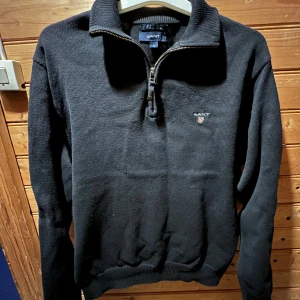 GANT sweatshirt  - Gant sweatshirt med en broderad logo på bröstet, original priset på sweatshirten är 1,399 kr.