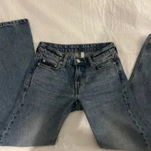 Jag säljer dessa jättefina weekday jeans som är använda fåtal gånger. Ni får gärna skriva om ni vill ha flera bilder!💞jag säljer jeansen för 350kr men kanske ändrar pris om ni frågar💞