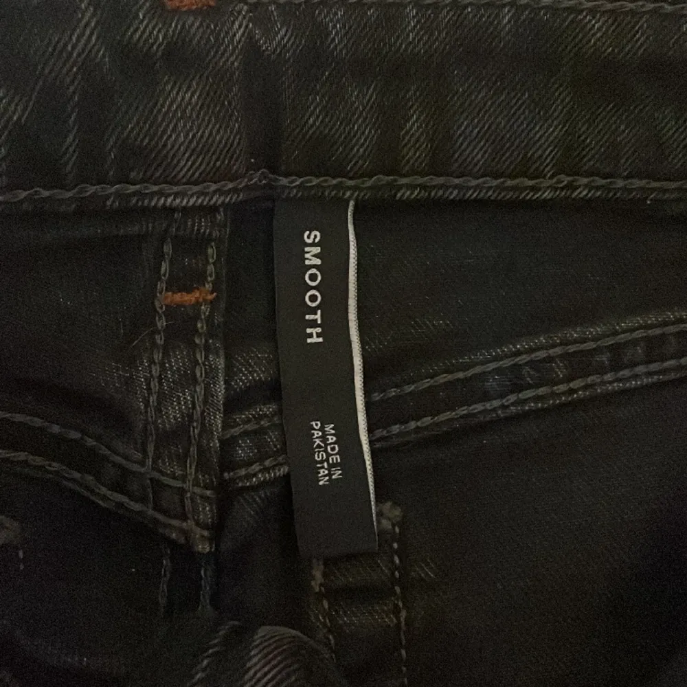 Säljer Weekday jeans i modellen ”smooth”. Storlek 24/30 . Köpte för 550kr så tänker mig 200kr + frakt. Skriv för frågor 🤍. Jeans & Byxor.