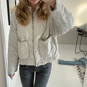 Zara jacka - Säljer denna trendiga zarajackan i en benvit/ljusbeige färg💗passar xs-m💘