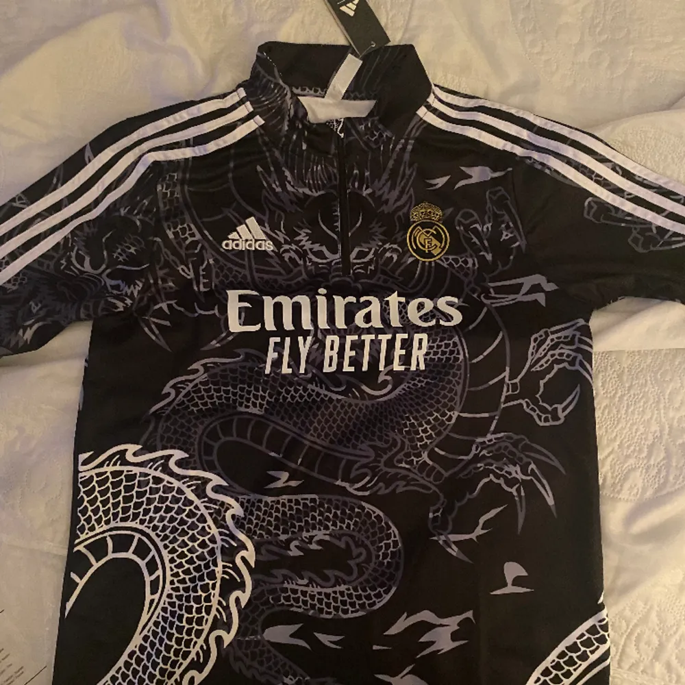 Säljer den här real Madrid limited edition tröjan pågrund av att den var för liten. Hör av er vid frågor . Hoodies.