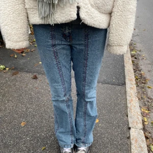 Unika jeans - Bilder från förra säljaren! Säljer dessa sjukt snygga och coola jeans. Strl 38 men insydda för att passa även 36. Går även att justera med bältet💘
