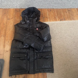 Puffa jacka  - En fjällräven Model  lite glansig fick den idag men den va för stor tyvär 