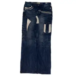 dessa svin coola jeans är från 90-talet och är i perfekt skick. Det är blåa men många coola ditalgier. Midjemått: ca 90 cm, ytterbenslängd: ca 110 cm